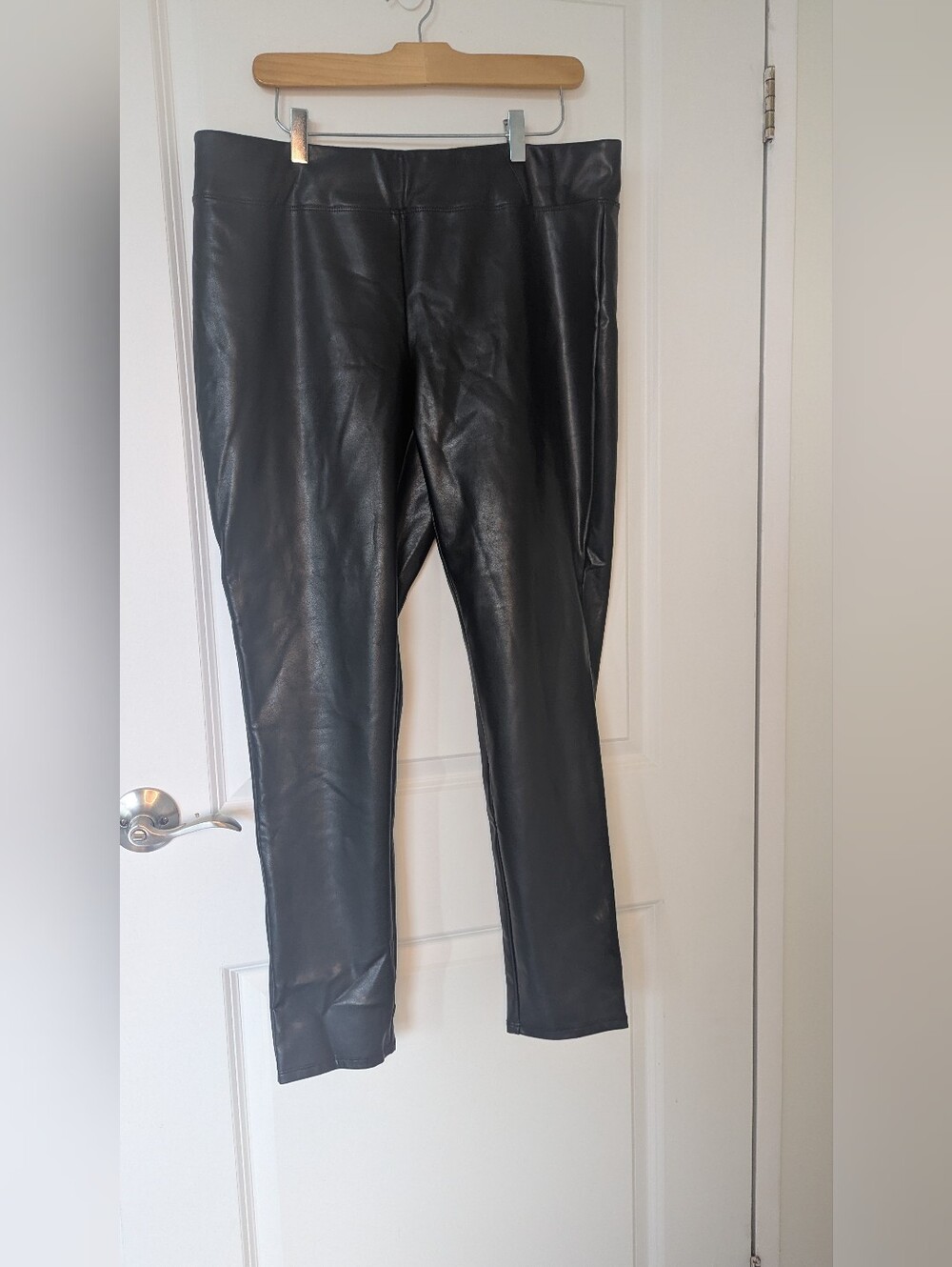 LAURA Black Vegan Faux Leather Pull-On Pants - Size 16